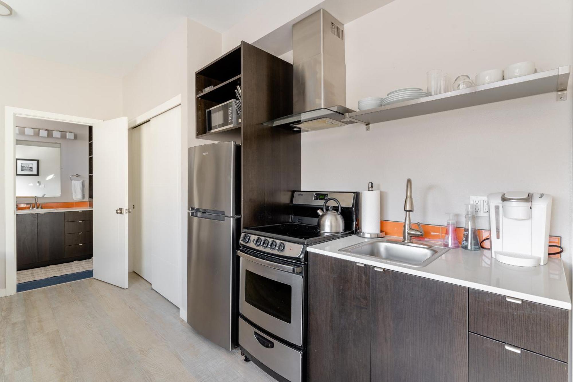 Modern - Food Carts & Local Shops Apartment *