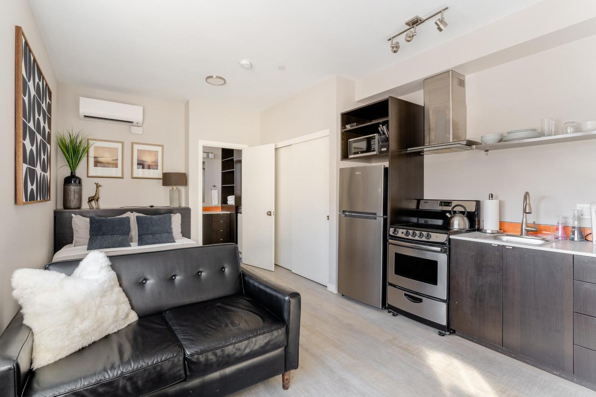Apartment Modern - Food Carts & Local Shops *