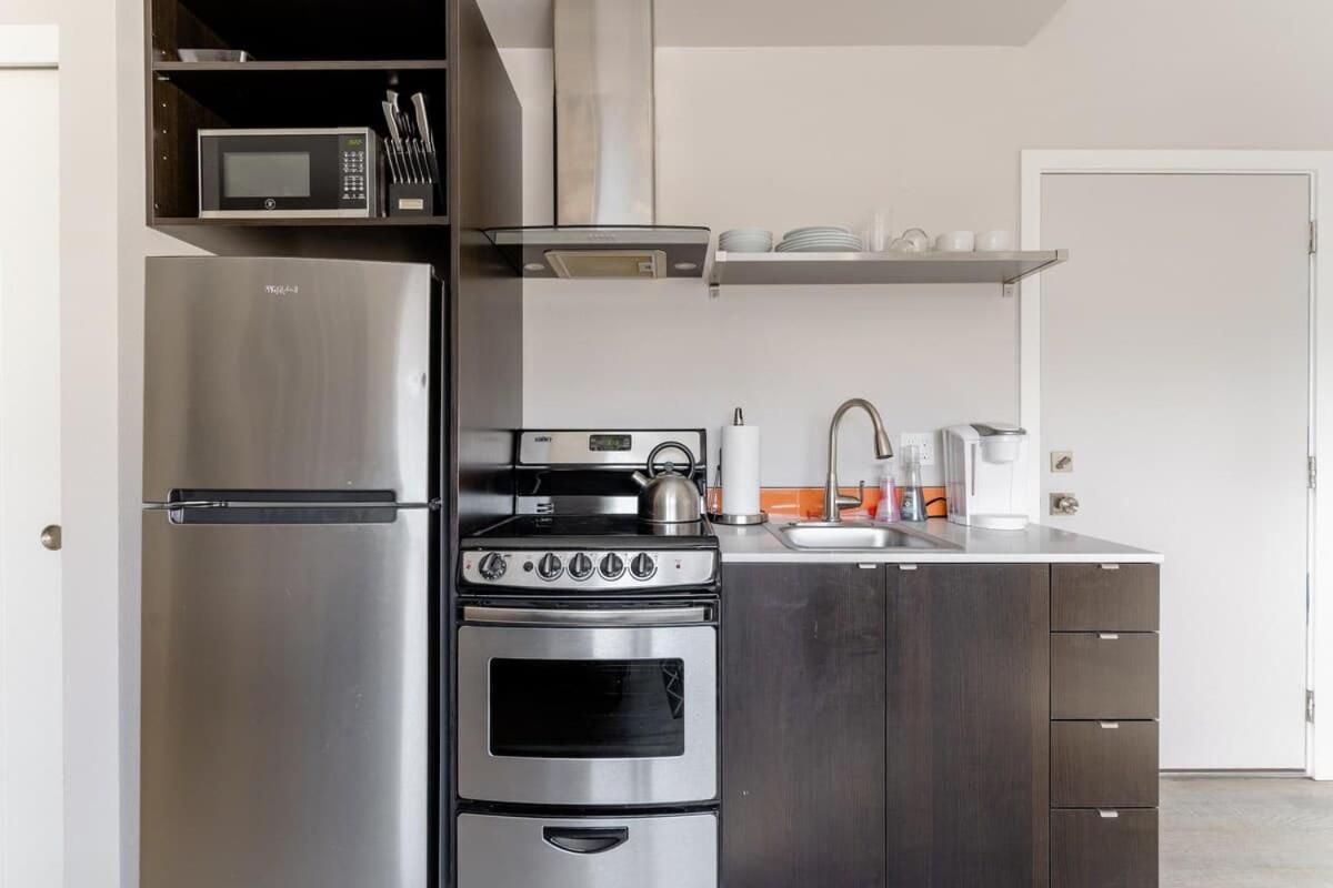 Apartment Modern - Food Carts & Local Shops *